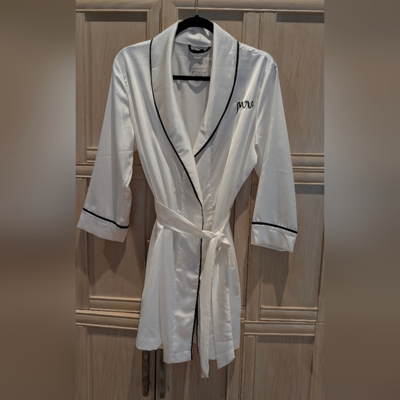 Kate Spade "Mrs" Silky White Robe with Black Piping Sz M - Picture 3 of 8